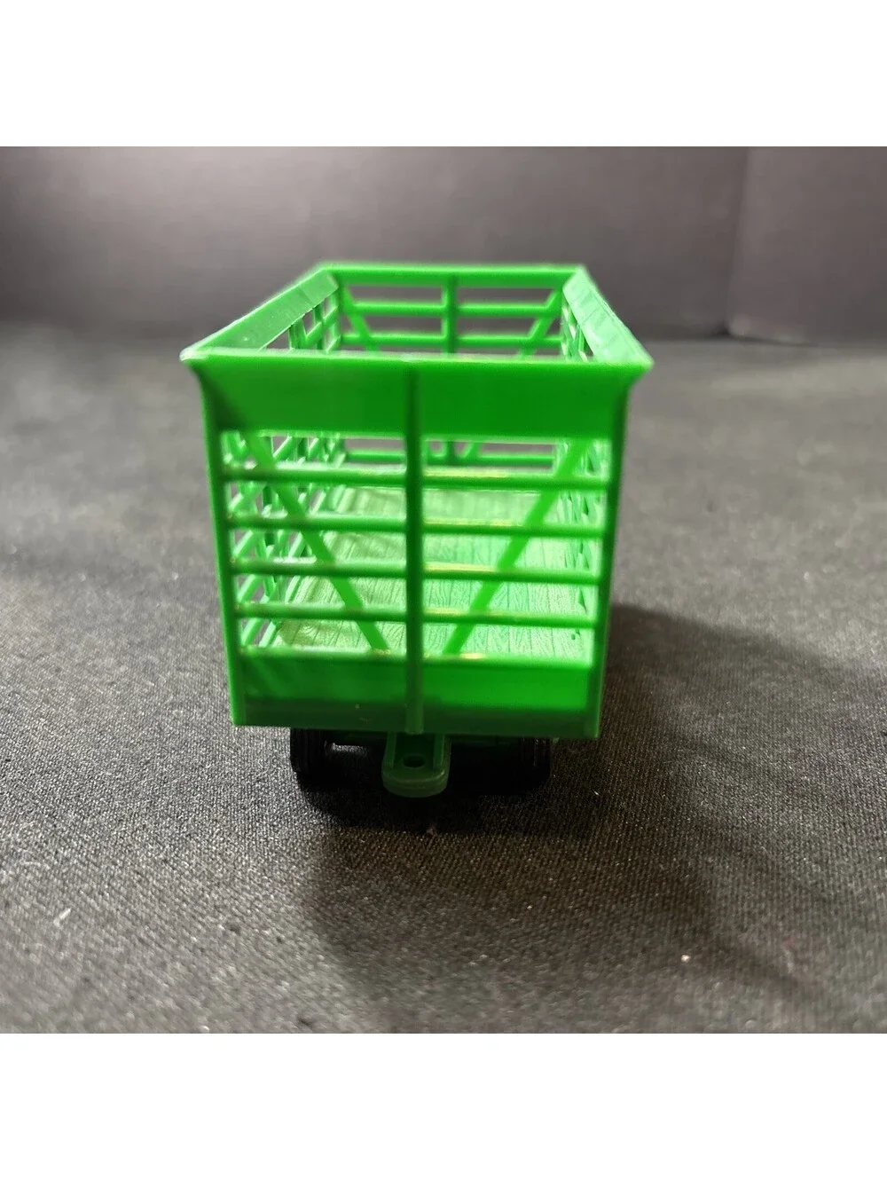 Maisto Tonka 4” Hay Wagon or Trailer with 1 Roll of Hay 2008 Hasbro Co. Green